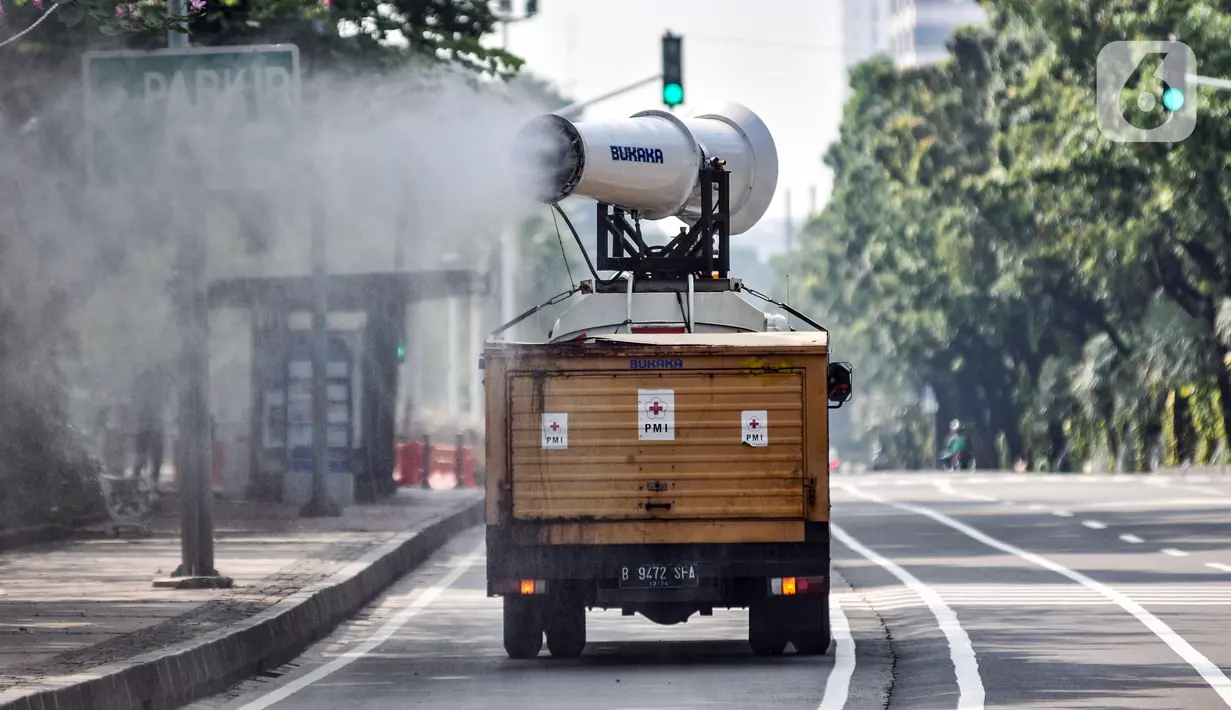 Petugas Palang Merah Indonesia (PMI) menggunakan kendaraan Gunners Spraying saat penyemprotan disinfektan di Jakarta, Selasa (6/7/2021). PMI melakukan penyemprotan disinfektan di seluruh wilayah Ibu Kota sebagai upaya memutus penyebaran COVID-19. (merdeka.com/Iqbal S. Nugroho)