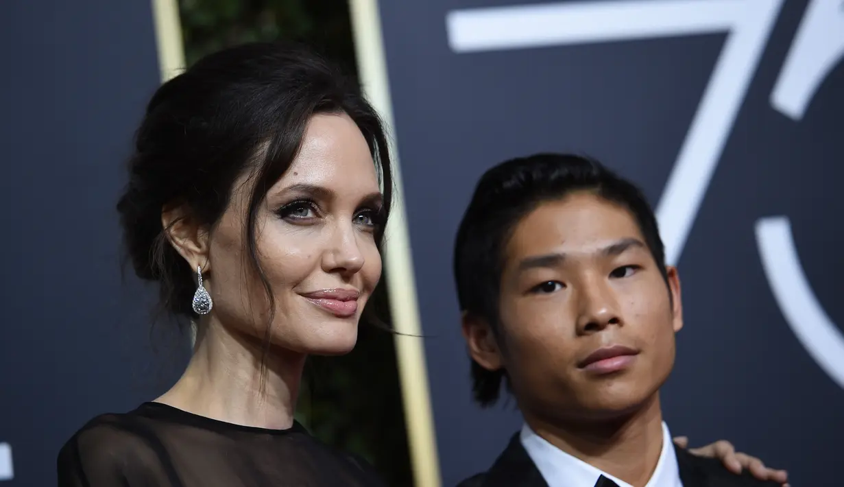 Pada Juni 2018 sumber lain mengatakan bahwa Angie dan Brad sedang mengurus perkara hak asuh anak mereka. (Valerie Macon - AFP)