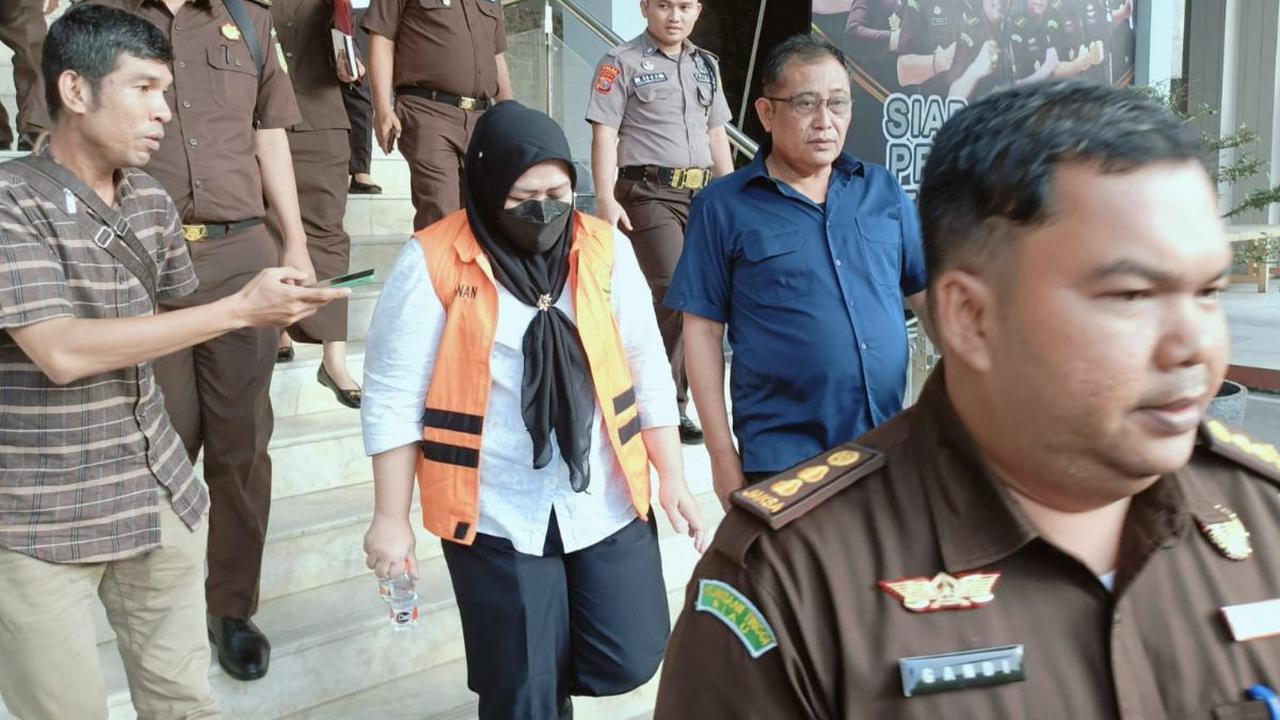 Sementara hari ini, Veny dijebloskan ke Lapas Perempuan Kelas IIA Pekanbaru. Dia dinilai bersekongkol dengan Mujahidin dalam kasus korupsi dana BLU yang merugikan negara Rp7,6 miliar itu.