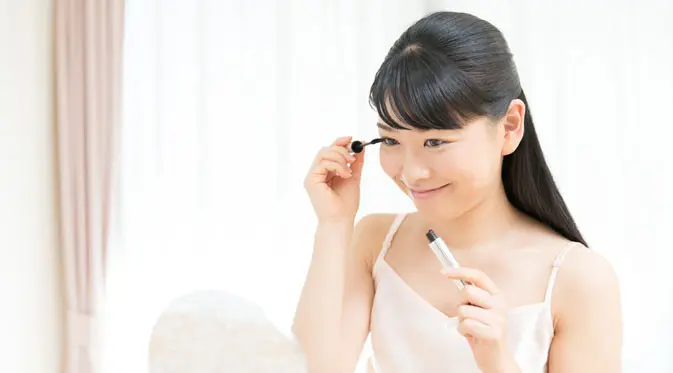 Ilustrasi wanita sedang make-up wajah (foto: shutterstock.com).