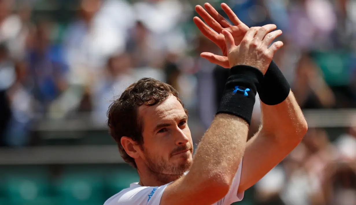 Andy Murray melakukan selebrasi usai pertandingan melawan petenis Rusia, Karen Khachanov pada set tiga di turnamen Prancis Terbuka di stadion Roland Garros, di Paris, Prancis (5/6). Murray meraih kemenangan 6-3, 6-4, 6-4. (AP Photo/Petr David Josek)