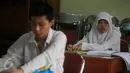 Sejumlah penyandang tunanetra melaksanakan Ujian Nasional (UN) di MTs Yaketunis, Yogyakarta, Senin (9/5). Meski mengalami kekurangan fisik, tapi tidak menjadi penghalang bagi para siswa mengikuti UN. (Foto: Boy Harjanto)