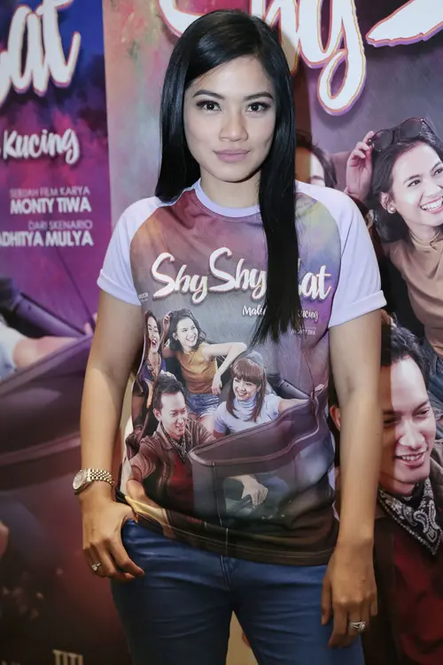 Porno tomosha qiling: Men ajoyib xudojoy onamni sikaman