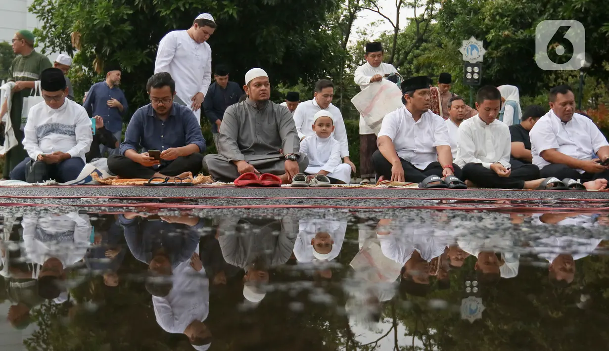 Satu per satu dari warga mengisi saf yang masih kosong. Terdengar lantunan takbir dikumandangkan di sana. (Liputan6.com/Herman Zakharia)