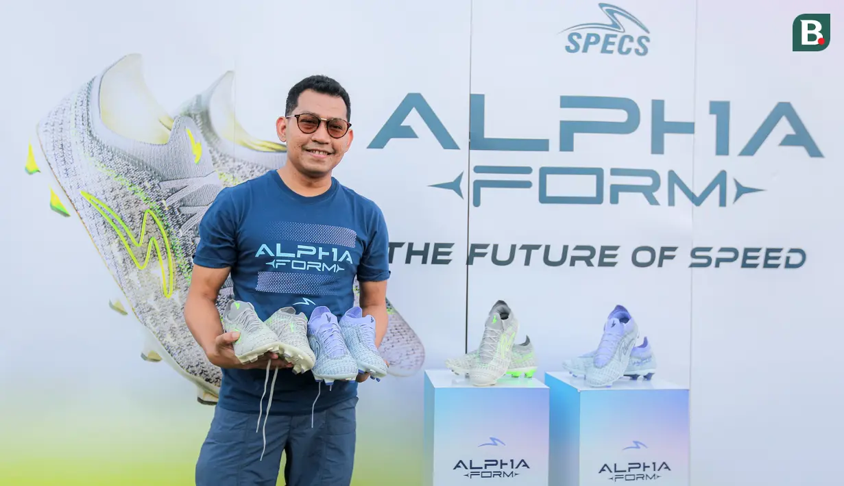 Manager Marketing Specs, Iwan Saktiawan berpose dengan membawa sepatu terbaru Specs, dengan nama Alphaform Elite pada acara Alphaform Experience yang berlangsung di Stadion Madya, Senayan, Jakarta, Jumat (12/07/2024). (Bola.com/Bagaskara Lazuardi)