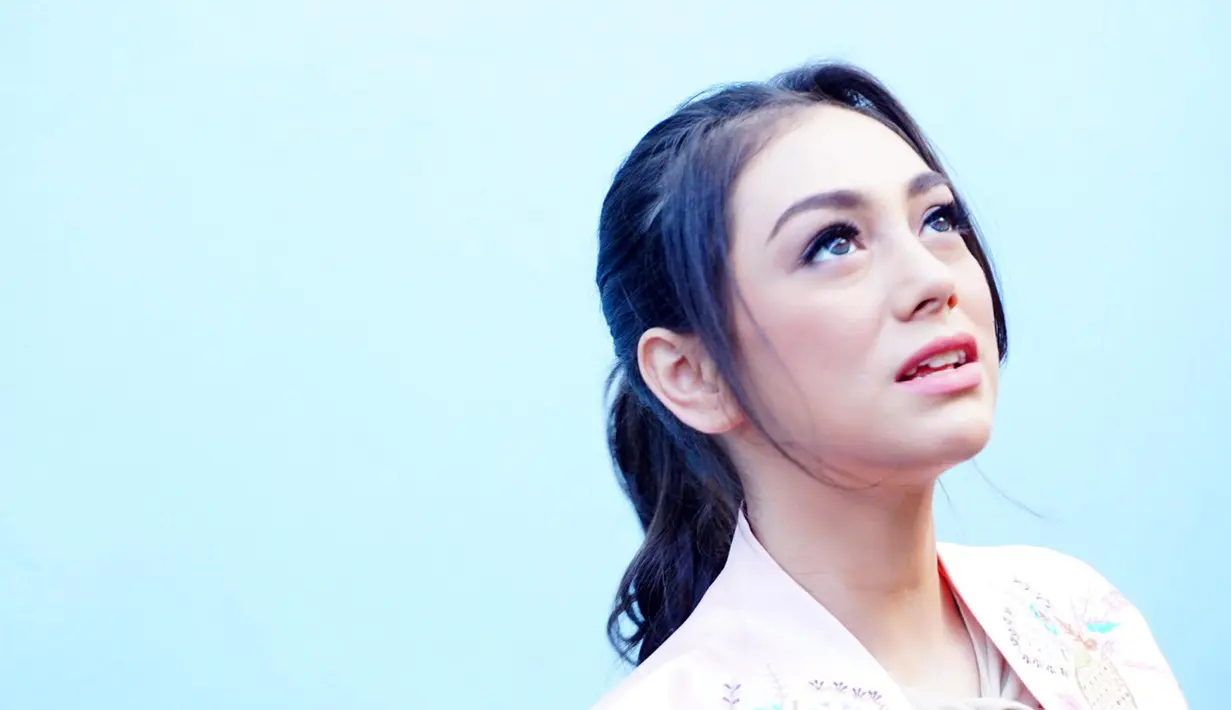 Kisah Cinta hubungan pasangan yang baru berjalan beberapa bulan ini masih sering mendapat omongan negatif dari para netizen. Para fans setia Stefan William seakan belum bisa menerima kehadiran kekasih barunya. (Syaiful Bahri/Bintang.com)