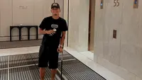 Marselino Ferdinan berjalan menggunakan tongkat setelah selesai menjalani proses operasi cedera lutut (12/8/2026). (Instagram Marselino Ferdinan)