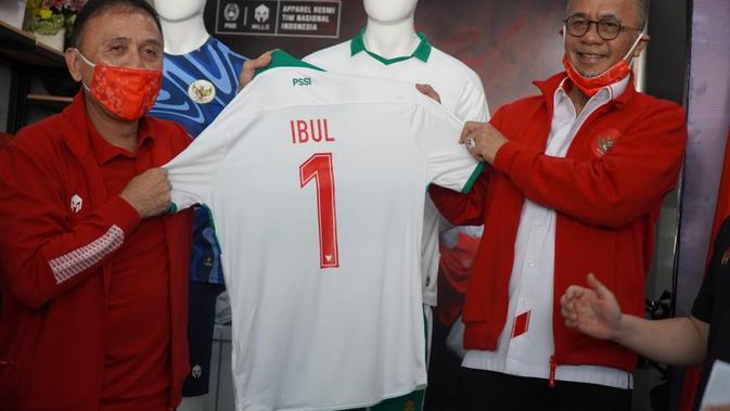 Kostum tandang terbaru timnas Indonesia masih didominasi warna putih dan hijau. Sementara logo garuda masih menempel di dada sebelah kiri (Doc PSSI)