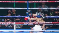 Sabreena Dressler dan Liyan Zef beraksi pada Superstar Knockout Vol. 3: King of the Ring di Jakarta International Convention Center, Jakarta, Sabtu (9/8/2025). Ajang Superstar Knockout King of The Ring menghadirkan 10 pertandingan tinju mulai dari kelas amatir, profesional, dan influence. (Bola.com/M Iqbal Ichsan)
