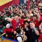Elkan Baggott dan John Herdman melakukan selebrasi bersama awak media setelah konferensi pers Timnas Indonesia versus Thailand pada final FIFA ASEAN Cup 2026 di Stadion Utama Gelora Bung Karno, Jakarta, Senin (5/10/2026) malam WIB. (Bola.com/Istimewa)