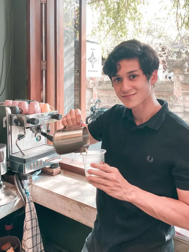 7 Gaya Antonio Blanco Jr Saat Jadi Barista Ini Curi Perhatian