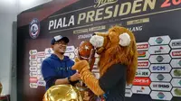 Manajer bisnis, Yusrinal Fitriandi, dengan maskot Arema. (Bola.com/Iwan Setiawan)