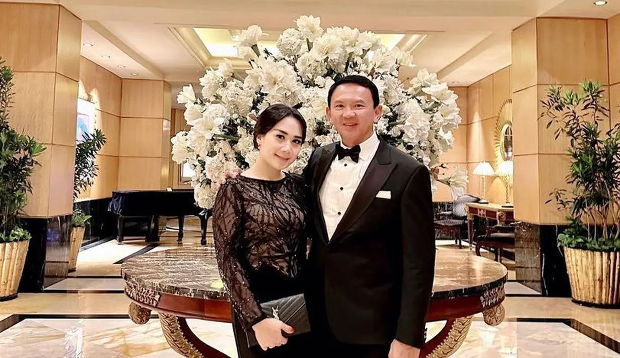 Keduanya pun tampil serasi mengenakan pakaian serba hitam. Puput tampil elegan dengan gaun hitam panjang. Sambil membawa clutch YSL. [@btpnd]