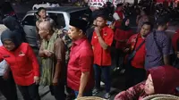 Momen Cagub Risma Borong Dagangan Perajin Tikar di Jombang Lalu Pulangkan dengan Taksi Online