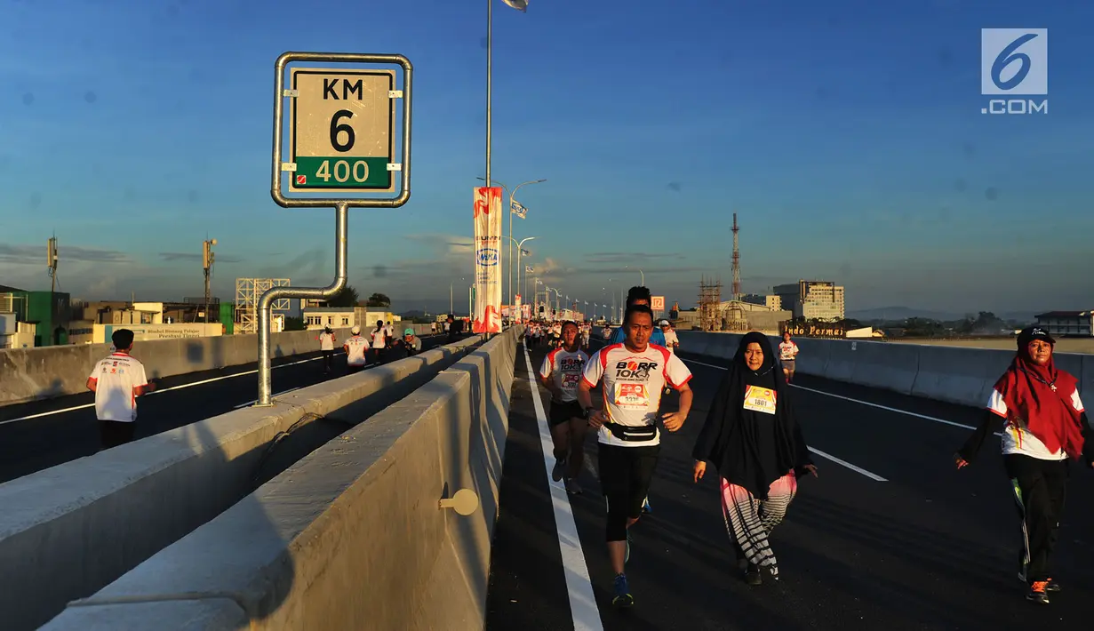 Peserta menyelesaikan perlombaaan lari 5K dan 10K saat kegiatan Bogor Running Race di jalan Tol Bogor Outer Ring Road (BORR), Bogor (01/04). Lomba lari ini diikuti oleh 3000 peserta baik dari dalam maupun luar negeri. (Merdeka.com/Arie Basuki)