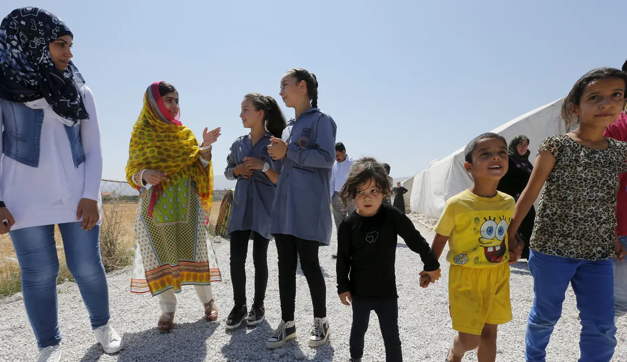 Peraih nobel perdamaian Malala Yousafzai (kedua kiri), berbicara dengan sejumlah pengungsi perempuan saat mengunjungi Lebanon, 12 Juli 2015. Selain merayakan ulang tahunnya, Malala juga membuka sekolah di Lebanon. (REUTERS/Jamal Saidi) 