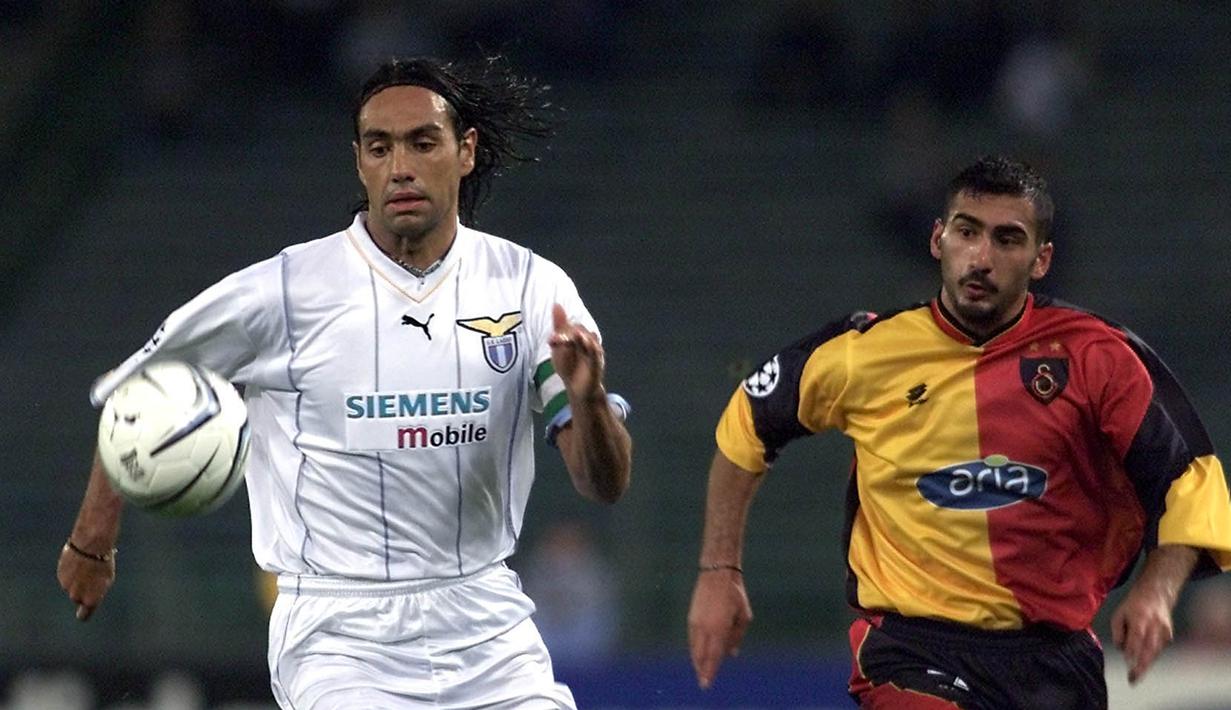 6. Alessandro Nesta - Sebagai bek tengah di lini pertahanan Lazio pada tahun 1993-2002, Nesta menjadi tembok kokoh yang sulit ditembus setiap lawan skuat Biancocelesti. (AFP/ Gabriel Bouys)
