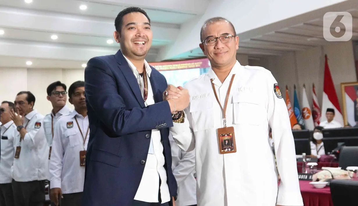 Diketahui hanya ada 10 orang yang dapat masuk ke dalam Gedung KPU. (Liputan6.com/Herman Zakharia)