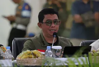 Kepala BNPB Suharyanto saat rapat koordinasi bersama seluruh jajaran kementerian/lembaga dan pemerintah daerah di Kantor Bupati Manggarai Barat, NTT, Minggu (16/8/2026), terkait penanganan gempa NTT. (Liputan6.com/ Dok Humas BNPB)