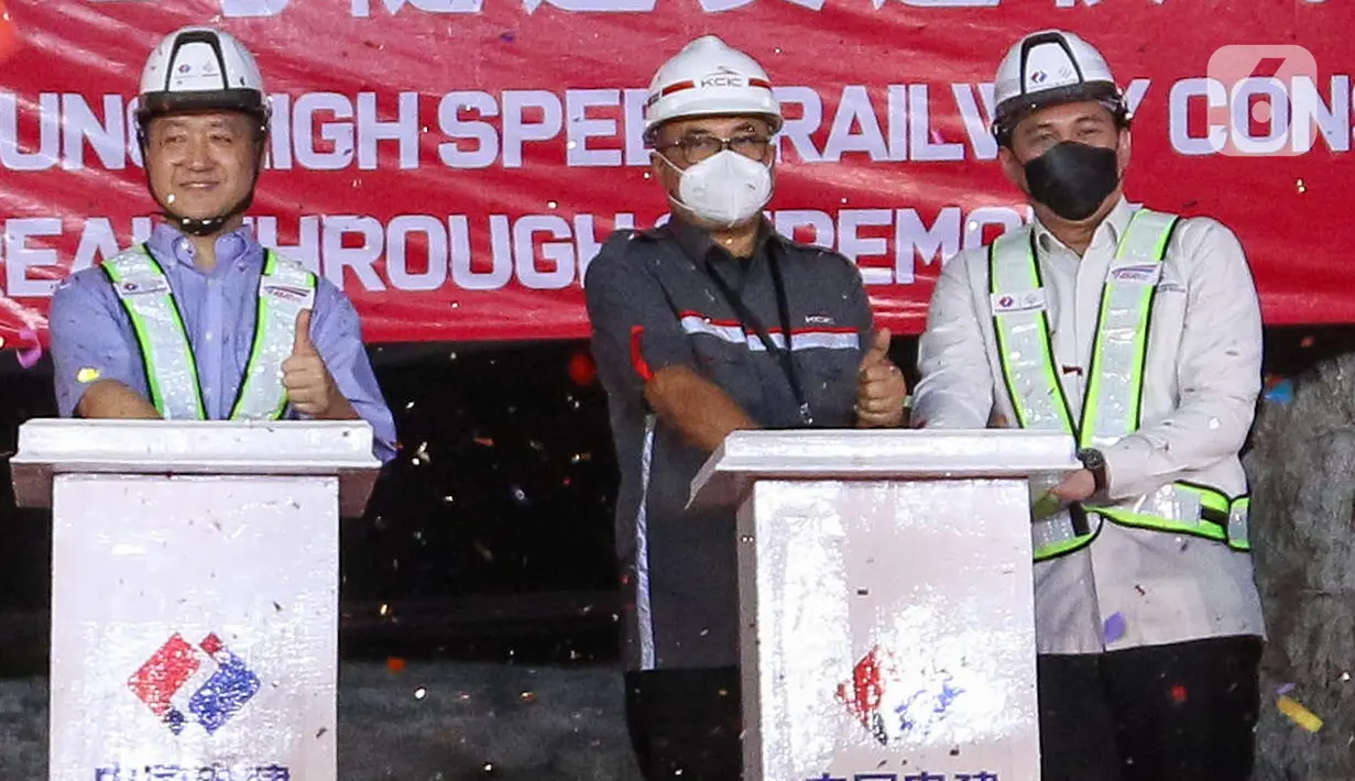 Duta Besar China untuk Indonesia Lu Kang (kiri) dan Presiden Direktur PT KCIC Dwiyana Slamet Riyadi (tengah) melakukan seremoni di Proyek Kereta Cepat Indonesia China, Purwakarta, Selasa (21/6/2022). Sebelumnya, pada 6 April 2022, tunnel 4 yang berada di Kecamatan Sukatani, Kabupaten Purwakarta juga berhasil ditembus. (Liputan6.com/Herman Zakharia)