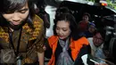 Staff anggota DPR Damayanti Wisnu Putranti, Julia Prasetyarini akan jalani pemeriksaan di Gedung KPK, Jakarta, (4/3). Ia diperiksa terkait kasus dugaan suap proyek di Kementerian Pekerjaan Umum dan Perumahan Rakyat TA 2016. (Liputan6.com/Helmi Afandi)