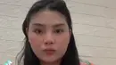 Ia kerap mengenakan hoodie yang ditutupkan ke kepala sebagai pengganti hijab. Potret terbarunya ini sukses mencuri perhatian. (Liputan6.com/TikTok/@ikanlautpedes).