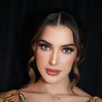 Dalam sebuah pemotretan terbaru, ia tampil begitu memukau dengan riasan flawless yang membuatnya terlihat bak real-life Barbie. [@tasyafarasya].