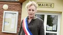 Marie Cau, transgender pertama yang terpilih sebagai wali kota di Prancis, berpose seiring dengan kemenangannya di Tilloy-lez-Marchiennes pada 24 Mei 2020. Cau secara meyakinkan merengkuh kemenangan dalam satu ronde pada pemilihan umum kepala daerah di Prancis, pada 15 Maret lalu. (FRANCOIS