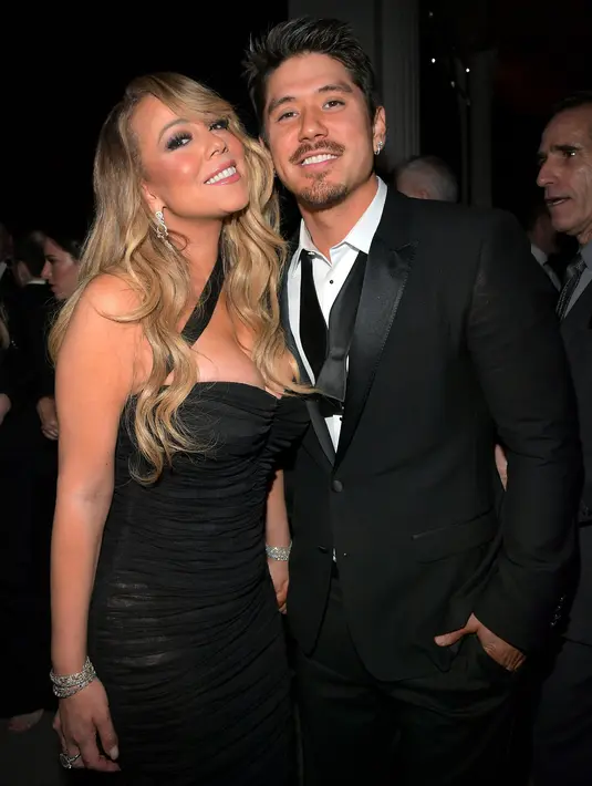 Kemesraan Mariah Carey dan kekasihnya, Bryan Tanaka ketika acara after party Golden Globes di The Beverly Hilton,  California, Minggu (7/1). Pada kesempatan itu, Mariah sempat bermanja-manja dengan pacar brondongnya itu. (Charley Gallay/GETTY IMAGES/AFP)