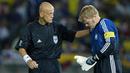 Wasit Pierluigi Collina bercengkrama dengan kiper Jerman, Oliver Kahn pada laga final Piala Dunia 2002 antara Jerman melawan Brasil yang berlangsung di International Stadium Yokohama, Jepang, 30 Juni 2002. (AFP/Pedro Ugrate)