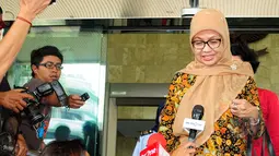 Senyum Chairun Nisa usai menjalani pemeriksaan oleh penyidik di KPK, Jakarta, Kamis (26/3/2015). Chairun Nisa diperiksa dalam perkara dugaan tindak pidana korupsi penyelenggaraan haji di Kementerian Agama 2012-2013. (Liputan6.com/Yopi Renato)