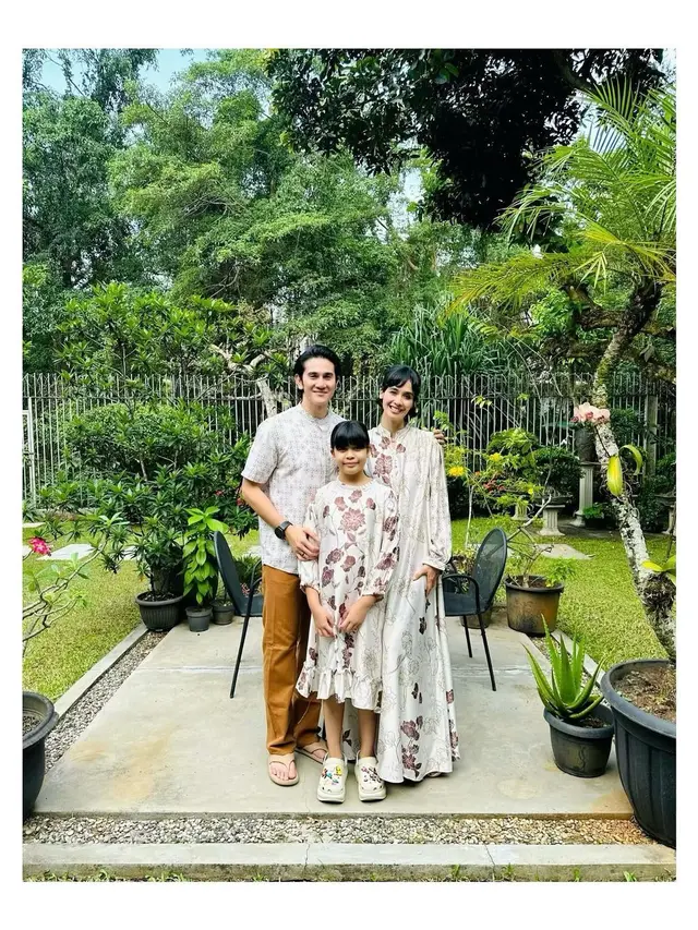 Momen lebaran keluarga vino G. bastian dan Marsha Timothy. (Foto: Instagram/marshatimothy)
