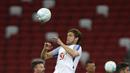 Pemain Chelsea, Marcos Alonso, menanduk bola saat mengikuti sesi latihan di Singapura, Senin (24/7/2017). Chelsea akan bersua Bayern Munchen pada laga International Champions Cup 2017. (EPA/Wallace Woon)