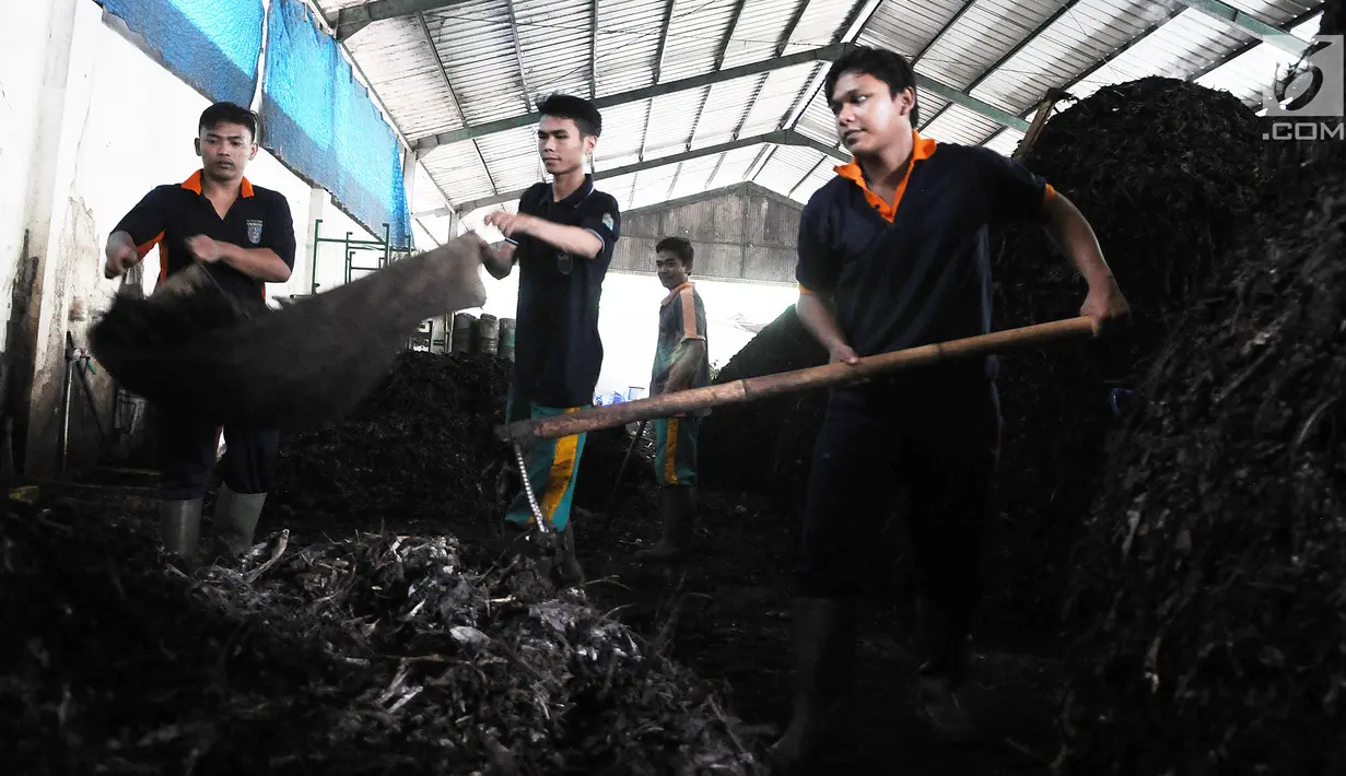 Petugas menyortir sampah organik di Unit Pengolahan Sampah (UPS) 2 Sukmajaya Depok, Jawa Barat, Selasa (5/3/2019). Sampah organik yang diolah menjadi pupuk kompos untuk tanaman itu sebagai alternatif permasalahan sampah. (Liputan6.com/Herman Zakharia)