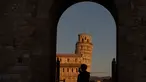 Turis mengambil gambar Menara Pisa di kota Pisa, Tuscany, Italia pada 28 November 2018. Kemiringan Menara Pisa yang tersohor kini telah stabil setelah sedikit diluruskan dalam upaya menyelamatkan situs pariwisata ternama dunia itu. (Tiziana FABI / AFP)
