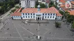 Foto udara memperlihatkan suasana aktivitas liburan warga di Kawasan Kota Tua Jakarta, Jumat (12/4/2024). (merdeka.com/Imam Buhori)