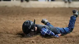 Seorang anak terjatuh saat menunggangi domba selama acara "Mutton Bustin '" di National Western Stock Show di Denver, Colorado, (16/1). Mutton bustin adalah acara yang diadakan di rodeo yang mirip dengan menunggangi banteng. (AFP/Photo/Rick T. Wilking)