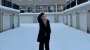 Juara 3 GADIS Sampul 1992 ini ungkap jika suasana ketika salju turun sangat cantik, meski rasa dinginnya tentunya tak terbendung. Berjalan melihat suasana sekitar, Cindy Fatikasari lengkap mengenakan coat, celana panjang, dan sepatu. Pakai coat dan celana warna hitam senada, bintang film My Idiot Brother ini memadukannya dengan jilbab pashmina warna cokelat. (Liputan6.com/IG/@cindyfatikasari18)