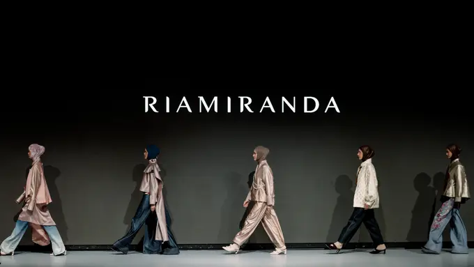 Emosi Kontras Modestwear Rancangan Ria Miranda di Koleksi Busana Juxtaposed