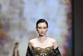 Di panggung Plaza Indonesia Fashion Week 2025, Iwan Tirta Private Collection kembali menegaskan posisinya sebagai rumah mode batik luxury yang tak hanya menjaga warisan, tapi juga terus bereksperimen dengan visi kreatif baru. [Dok/Plaza Indonesia].