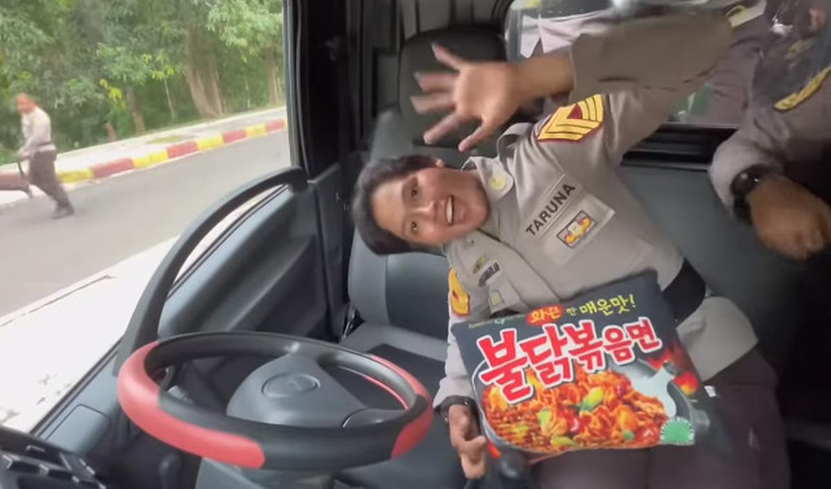 Di akhir perjalanan, dua taruni tersebut lantas memberikan ungkapan terima kasih. Ada balasan senyuman dari sang Brimob.