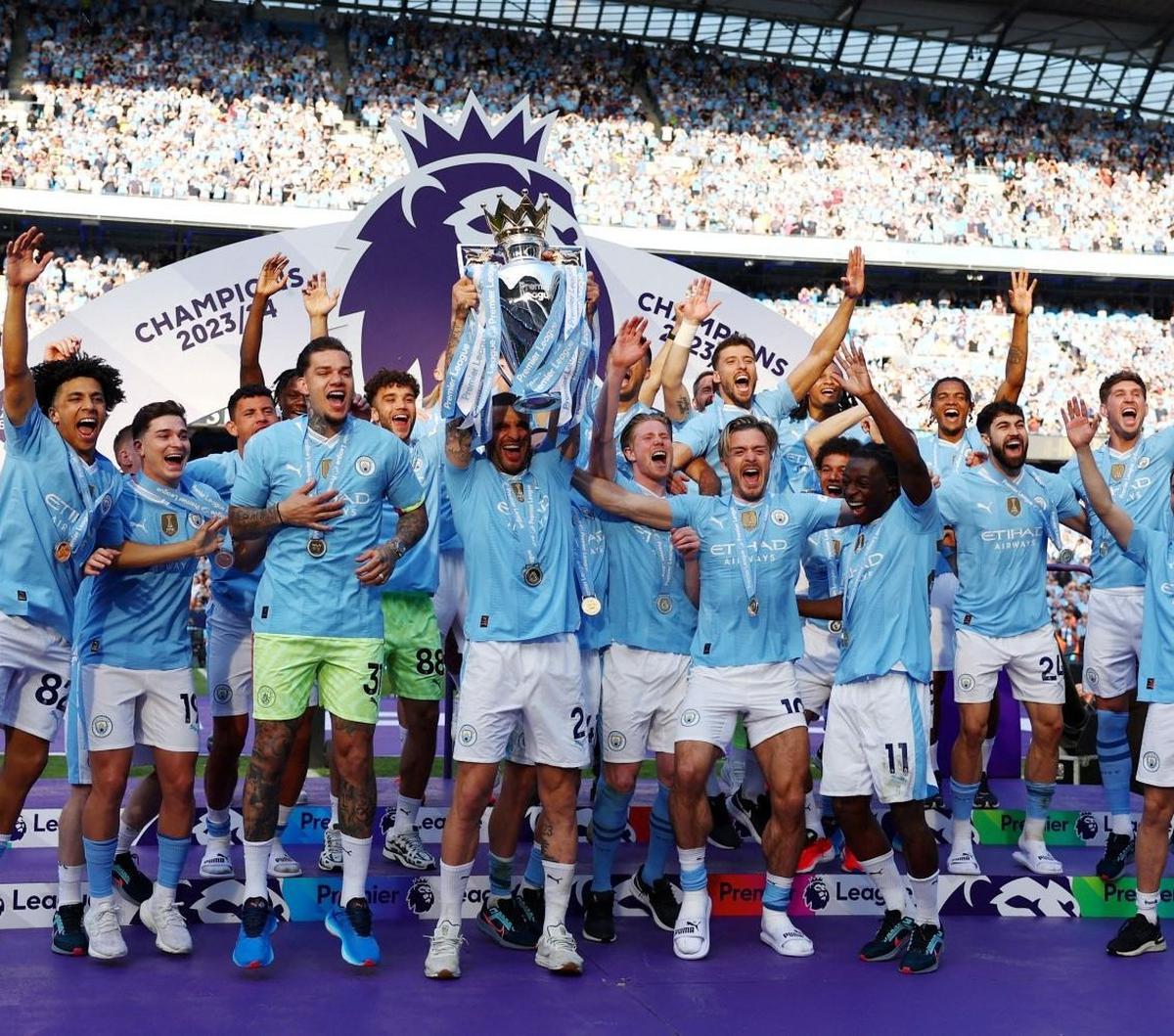 Manchester City sukses menorehkan tinta emas setelah meraih juara Premier League musim 2023/2024.<br><br>Tim&nbsp;Pep Guardiola itu berhasil meraih gelar juara untuk keempat kalinya secara beruntun. Pada laga penutup, City mengalahkan West Ham dengan skor