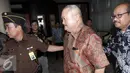 Gubernur Sumsel, Alex Noerdin berjala saat tiba di dalam Gedung Kejagung, Jumat (29/4). Alex Noerdin diperiksa sebagai saksi terkait kasus dugaan penyelewengan dana bantuan sosial (bansos) senilai Rp12 triliun tahun 2013. (Liputan6.com/Helmi Afandi)