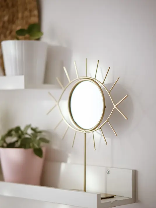 Cermin mini dengan bingkai berbentuk mata ini pas sekali ditaruh di meja riasmu. Bisa juga ditaruh di deretan ambalan tempat aneka hiasan atau pot tanaman indoor di ruangan favoritmu./Copyright pexels.com/@punchbrandstock