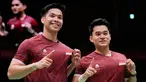Ganda putra Indonesia Daniel Marthin (kiri) dan Leo Rolly Carnando merayakan kemenangan atas pasangan China Liang Weikeng dan Wang Chang pada pertandingan final ganda putra bulu tangkis Asian Games 2026 di Ichinomiya, Jepang, Selasa (29/9/2026). (AP Photo/Dita Alangkara)