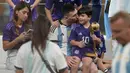 Pemain Argentina, Lionel Messi mencium anak ketiganya, Ciro saat merayakan kemenangan timnya di Piala Dunia 2022 setelah mengalahkan Prancis pada laga final yang berlangsung di Lusail Stadium, Qatar, Minggu (18/12/2022). Albiceleste menang 4-2 atas Prancis di babak penalti. (AP Photo/Martin Meissner)