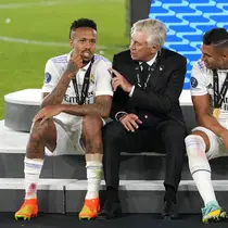 Carlo Ancelotti&nbsp;(tengah) berbicara dengan pemainnya Casemiro&nbsp;(kanan) dan Eder Militao setelah memenangkan pertandingan sepak bola final Piala Super Eropa antara Real Madrid dan Eintracht Frankfurt di Stadion Olimpiade Helsinki, Finlandia, Kamis (11/8/22022) dini hari WIB. Real Madrid memenangkan 2 -0. (AP/Antonio Calanni)