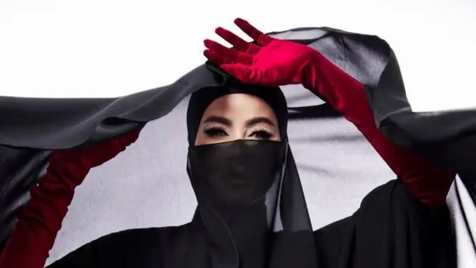 5 Pesona Olla Ramlan Kenakan Outfit Serba Hitam, Karismatik Abis  (credit: instagram/ollaramlan)