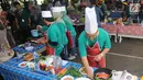 Karyawan Badan Pengkajian dan Penerapan Teknologi (BPPT) beradu cepat saat lomba masak di Puspitek, Setu, Tangerang Selatan, Kamis (24/1). Lomba ini menggunakan bahan baku beras sagu, tepung cassava instan dan ikan nilla. (Merdeka.com/Arie Basuki)