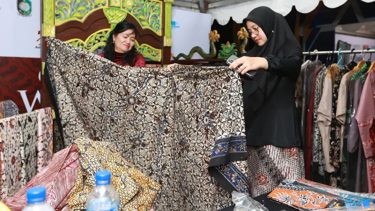 Pemkab Banyuwangi Gandeng OJK Jember, Tingkatkan Literasi Keuangan lewat Banyuwangi Batik Festival 2025 